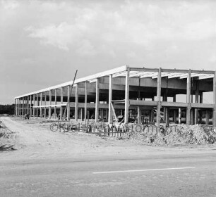 August Ernst GmbH & Co.: Spirituosenfabrik: Industriestraße: neues Firmengelände: Rohbau der Werkhalle mit Betonstreben: davor Erdhaufen und Baumaterial: 15. August 1970