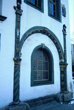 Lutherhaus Nordgiebel, vermauerter Torbogen und Darstellung der Stadtwache