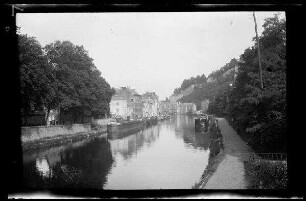 Namur (Belgien): "Kanal" der Maas mit Kähnen, im Hintergrund die Zitadelle