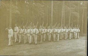 [Soldaten mit Gewehren]
