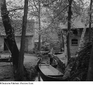 Bauer auf einem Kahn im Spreewald