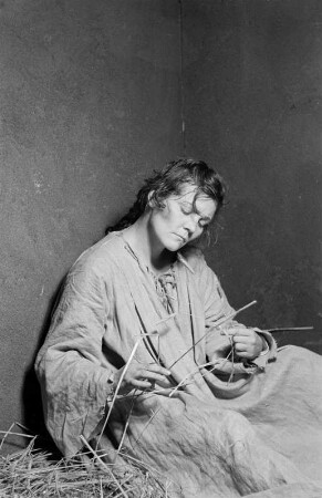 Szenenbilder aus der Tragödie "Faust. Der Tragödie erster Teil" von Johann Wolfgang von Goethe am Deutschen Theater Berlin : Soloaufnahme von Antje Ruge als Gretchen