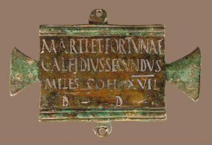 Tabula ansata. Votivtäfelchen mit lateinischer Weihinschrift des Soldaten C. Alfidius Secundus an Mars und Fortuna