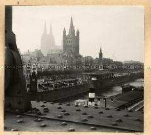Blick auf die Stadt Köln von einer Brücke aus