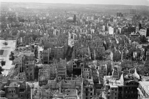 Dresden. Blick vom Rathausturm über die zerstörte Innenstadt zur Annenkirche und zum Heizkraftwerk
