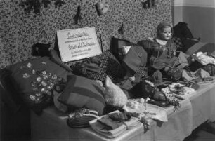 Handarbeit der Werkfrauengruppe der Firma Erfurth und Co. / Strickwarenfabrik Roßwein, Goldbornstraße 5 zum Weihnachtsfest 1939