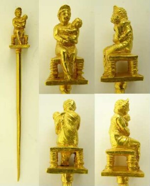 Nadel mit figürlichem Aufsatz
