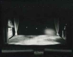 Kammerspiele (später: Schauspielhaus), Bochum: angehobene Bühne mit Bühnentechnik