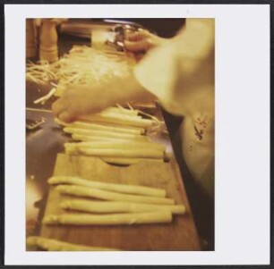 Schälen von Spargel bei den Mahlberger Kochtagen