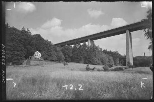 Nossen. Huthaus mit Autobahnbrücke