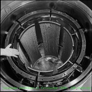 Blick in einen Kessel der Verfestigungsanlage für radioaktiven Abfall/Spaltstoffe (VERA) in der Abteilung Radioaktive Abfälle (ABRA)