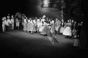 Szenenbilder aus "Schwarzer Peter", Oper für kleine und große Leute nach dem niederdeutschen Märchen "Erica" von Heinrich Traulsen mit Musik von Norbert Schultze, Libretto von Walter Lieck. Städtische Oper Berlin, 04.12.1959