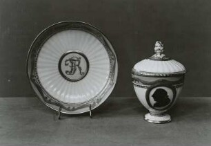Deckeltasse mit Silhouettenporträt und Monogramm Friedrichs II. von Preußen