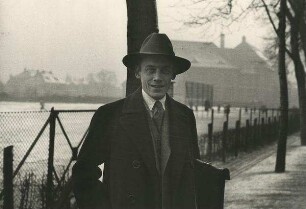 Prof. Dr. Emil Artin in Mantel und Hut vor dem Universitätsgebäude Hamburg