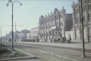 Chisinau, Moldawien. Zweiter Weltkrieg. Straßenbild mit marschierenden Soldaten und Militärtechnik, Casa eperhia