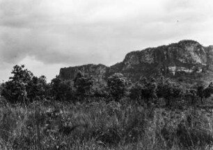 Schichtstufe : Blick auf eine Schichtstufe (veraltet: Landstufe) bei Aquidauana.