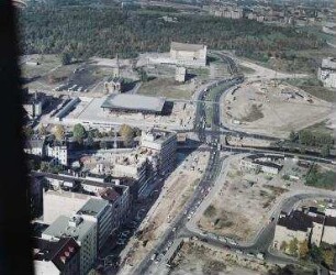 Luftaufnahme, Blick von Süden auf das Richtung Kulturforum mit Philharmonie und Neue Nationalgalerie. Berlin-Tiergarten, Potsdamer Straße
