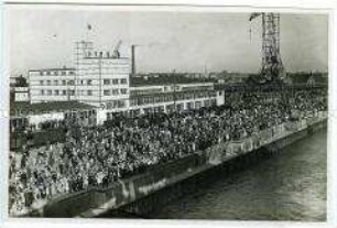 Menschenmenge an der Columbuskaje in Bremerhaven verabschiedet den Hochseepassagierdampfer "Bremen" zu seiner "Jungfernfahrt" am 16. Juli 1929