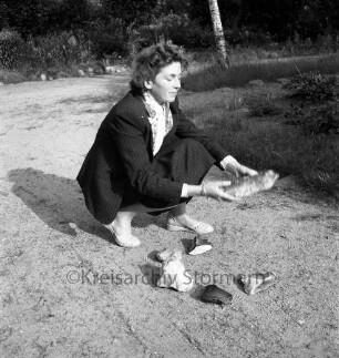 Archäologie: Präsentation: Artefakte aus der Steinzeit: Frau zeigt Funde von Alfred Rust