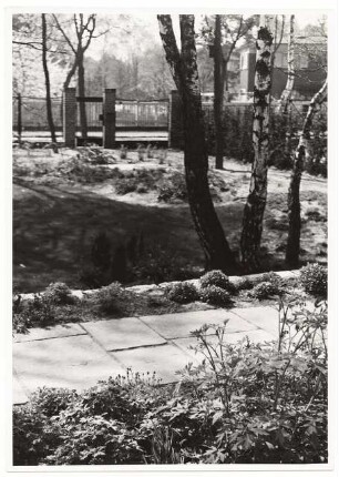 Garten Seydel, Berlin-Wannsee: Plattenweg im Garten