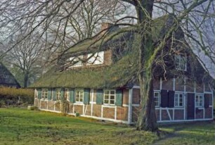 Oher Weg 5: Fachwerkhaus mit Reetdach: Traufseite mit breiter Gaube: Giebelseite Wohntrakt mit Tür
