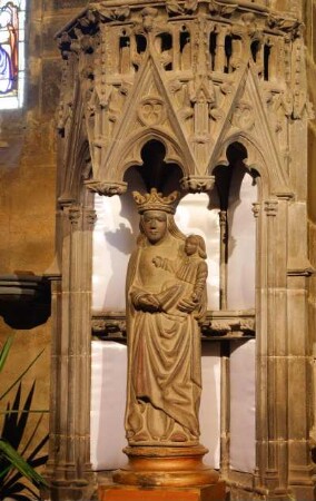 Frankreich. Bretagne. Finistere. Le Folgoet. Basilika Notre Dame de Folguet. Statue Notre Dame de Foulgoet