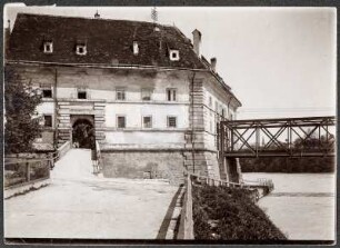 Österreich, Steyr. Neutor am Grünmarkt mit eiserner Brücke über die Enns