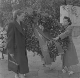 Kranzniederlegung an Ehrenmalen im Treptower Park in Berlin anlässlich des IV. Bundeskongresses des Demokratischen Frauenbundes Deutschlands (DFD) : Kranzniederlegung im Treptower Park
