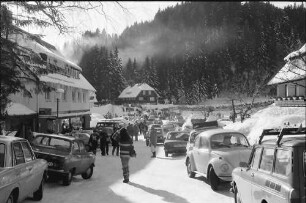 Hinterzarten: Straße zum Thomahof; Sonntagsbetrieb mit Telefonzelle