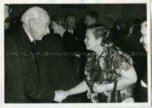Internationale Gäste beim Empfang zum 70. Geburtstag von Bundespräsident Heuss in der Redoute