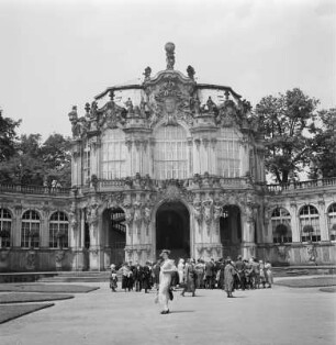 Dresden, Wallpavillon : Dresden. Zwinger. Wallpavillon mit Besuchergruppe