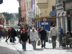 Hauptgeschäftsstrasse der mit 65 000 Einwohnern größten irischen Stadt an der Westküste, Galway