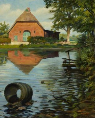 Reetdachscheune vor einem Teich