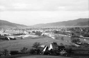 Kirchzarten: Oberes Dreisamtal, Blick auf Kirchzarten, mit Schneeresten
