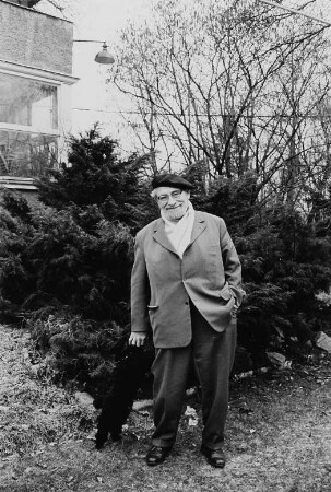 Der Schauspieler Wolfgang Heinz mit Hund in seinem Garten in Berlin-Spindlersfeld