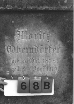 Grabstein 68 (Index: 99609704) Material: Sandstein Zustand: stark verwittert, weitgehender Textverlust Maße HxBxT: 182x64x28 cm Beschreibung: Stele, eingezogener Rundbogenabschluß mit Verdachung, Mittelpalmette, rechteckiges Schriftfeld eingetieft, getreppter Sockel, unten rusticaartig: Grabstein 68B