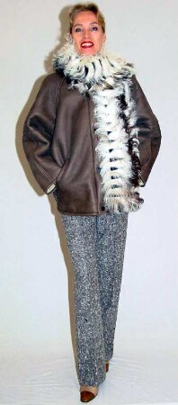 Après-Ski Ensemble, bestehend aus: Lederjacke, Bluse, Hose und Stola