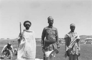 Irreguläre Hilfstruppen bei Adigrat : Eine Gruppe italienischer Kolonialsoldaten in einer Landschaft