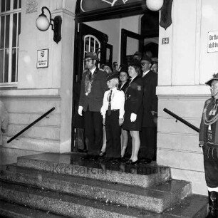 Schützenfest: Veranstalter Schützenverein Reinfeld und Umgebung von 1954 e.V.: Umzug: Paul-von-Schoenaich-Straße, Rathausportal: die neuen Majestäten Schützenkönig Jochen Bornhöft, Schützenkönigin Luise Grothe und Jungschützenkönig Kai Schläger erwarten den Umzug: rechts unten an Treppe Tiroler Schütze der Schützenkompanie Wilten (bei Innsbruck) [angeschnitten], 10. September 1972