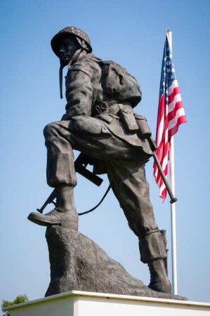 Frankreich. Basse Normandie. Manche. Sainte Mere Eglise. Nähe. Memorial de la Fiere des Parachutistes. Fallschirmspringer Denkmal