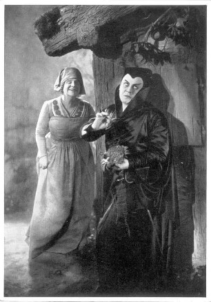 Yvette Guilbert als Marthe Schwerdtlein und Emil Jannings als Mephisto im Stummfilm "Faust" von Friedrich Wilhelm Murnau (nach Goethe). Ufa, 1925-1926