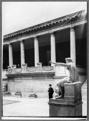 Berlin, Nordhalle des Trajaneums : Berlin. Pergamonmuseum. Nordhalle des Trajaneums mit Grabbau der Cartinia aus Falerii und Kolossalstatue eines sitzenden Kaisers