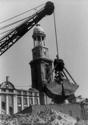 Hamburg-St. Pauli. Nachkrieg. Ein Bagger beseitigt Trümmer vor dem Michel (Hauptkirche St. Michaelis)