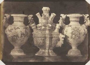 Zwei Vasen und ein Blumenhalter, deutsche Fayencen, zwei Fünftel Naturgröße, 17. Jahrhundert
