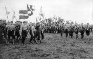 Ernst Röhm schreitet eine Front von Hitlerjungen ab