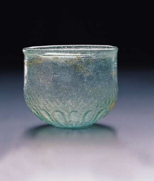 Glasbecher mit zungenähnlichem Muster