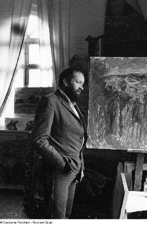 Der Maler und Grafiker Horst Leifer vor einigen seiner Werke, aufgenommen in Dresden
