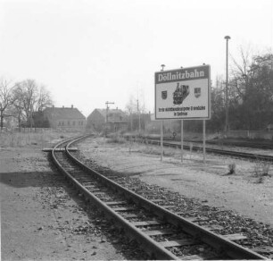 Oschatz. Bahnhof. Hinweistafel auf die Döllnitzbahn neben dem Schmalspurbahngleis