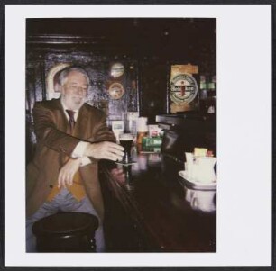 Wolfram Siebeck sitzt mit einem Guinness am Tresen eines Pubs in Dublin