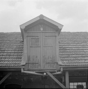 Gehöft. Stallgebäude. Luke des Heubodens